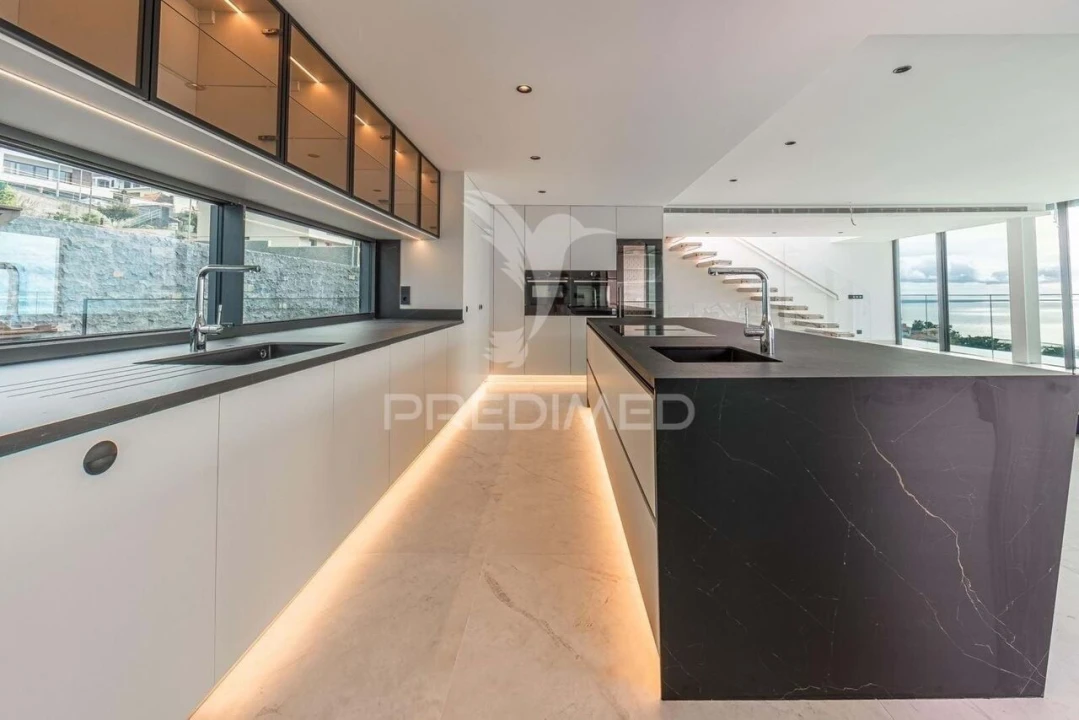 Moradia T4 para Venda em Funchal (Santa Maria Maior) Foto 8