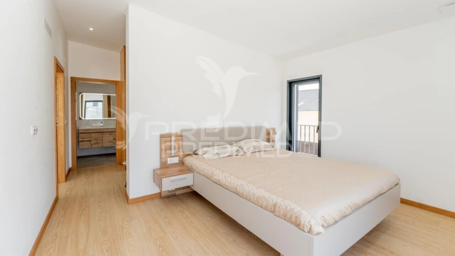 Moradia T4 para Venda em Silveira Foto 18