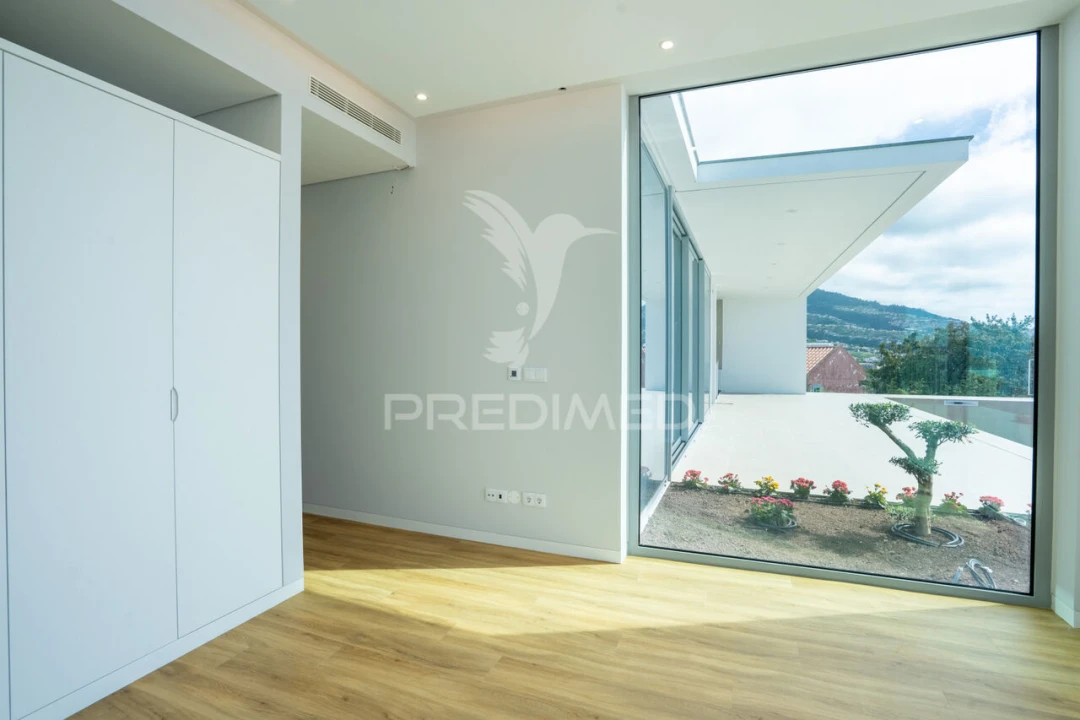 Moradia T4 para Venda em Estreito da Calheta Foto 9