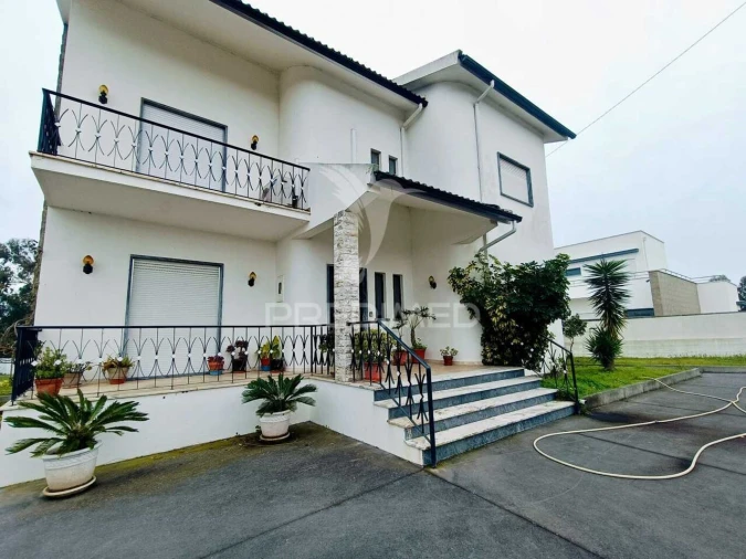 Moradia T5 para Venda em Nossa Senhora das Misericordias