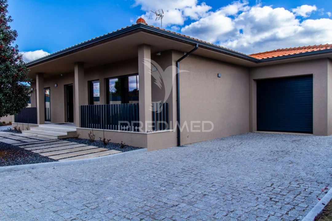 Moradia T3 para Venda em Folhadela Foto 3