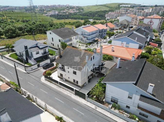 Moradia T6 para Venda em Agualva e Mira-Sintra Foto 3