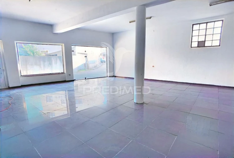 Loja para Arrendamento em Amiais de Baixo Foto 7