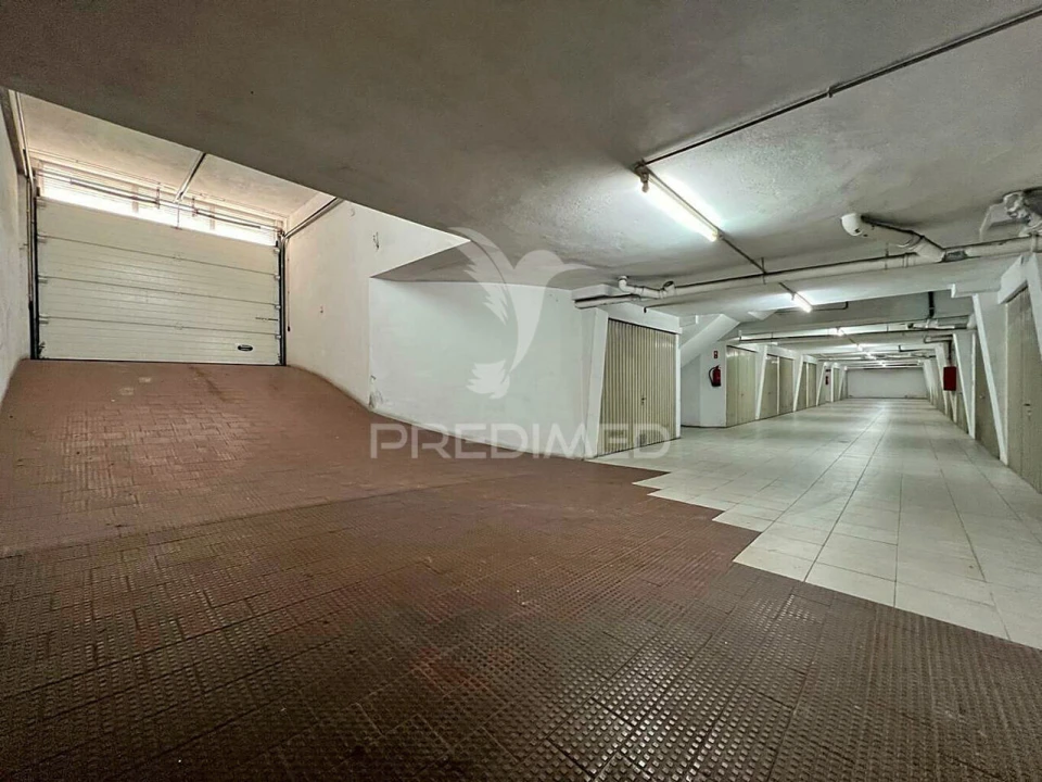 Garagem para Venda em Setubal (São Sebastião) Foto 1