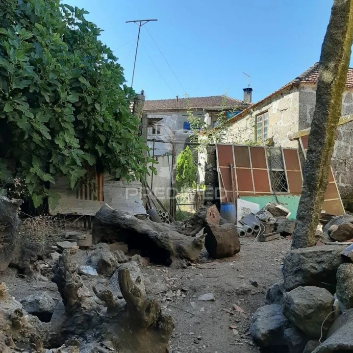 Moradia T4 para Venda em Frazão Arreigada Foto 12