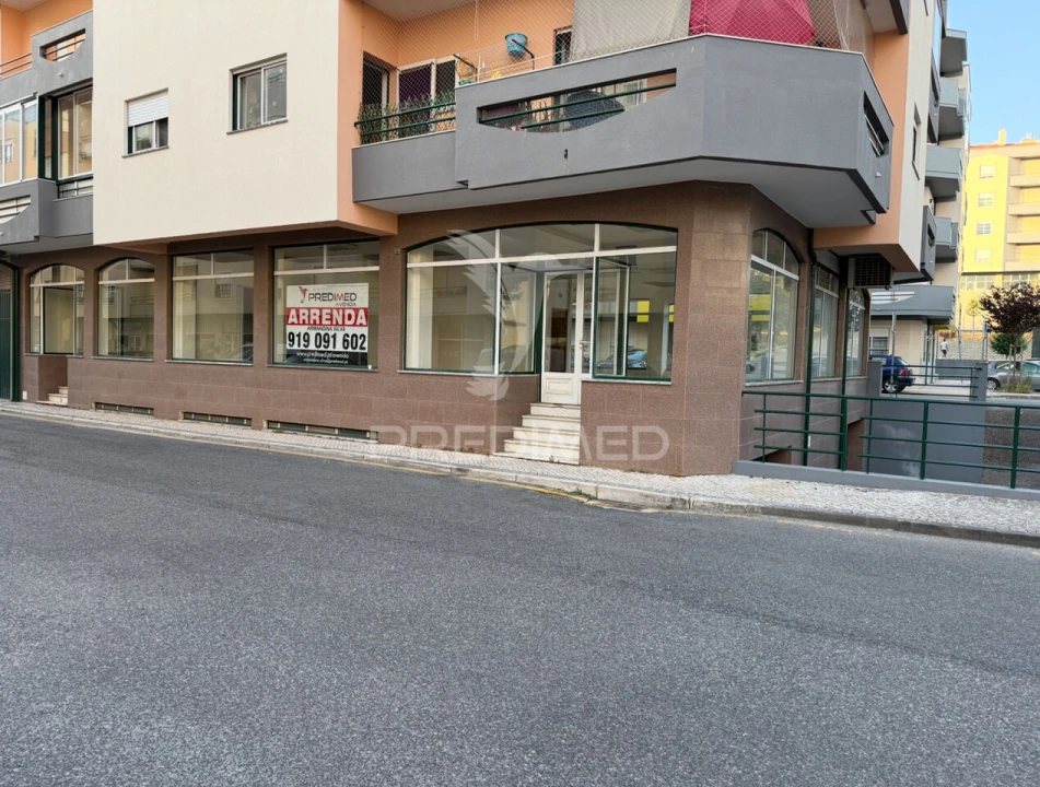 Loja para Arrendamento em Fatima Foto 1