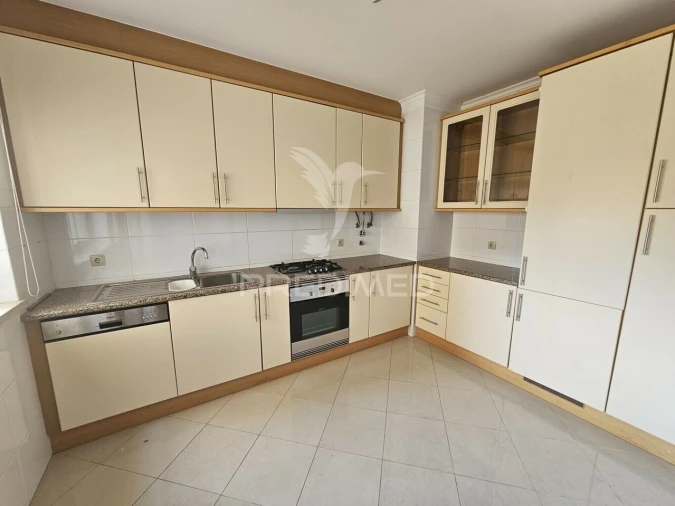 Apartamento T3 para Venda em Quarteira Foto 4