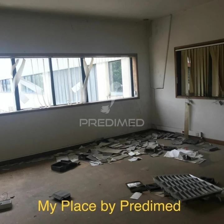 Armazém para Venda em Milheiros Foto 3