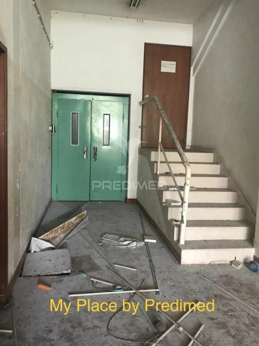 Armazém para Venda em Milheiros Foto 5