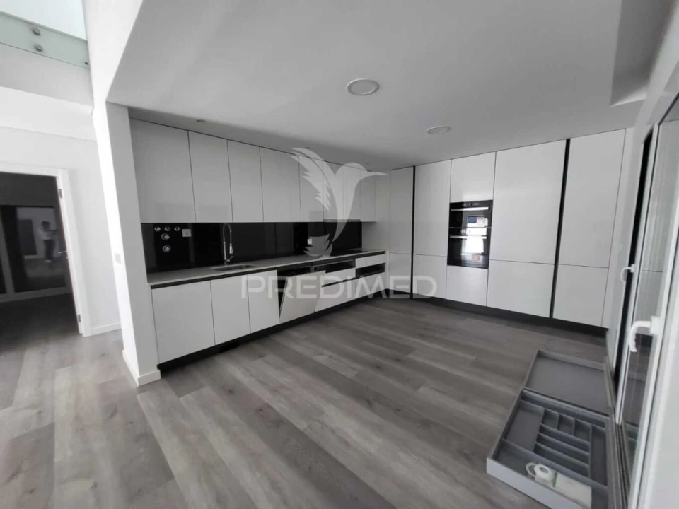 Moradia T4 para Venda em Corroios Foto 3