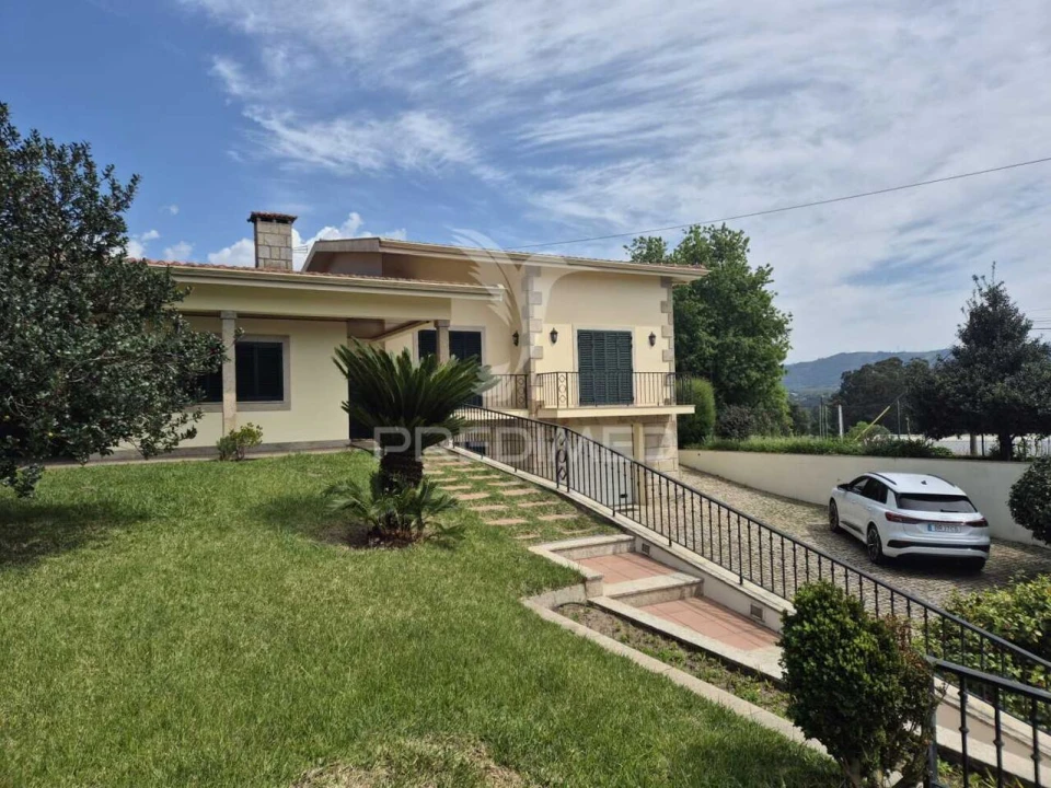 Moradia T4 para Venda em Lago Foto 1