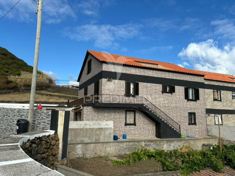 Moradia T4 para Venda em Porto Judeu Foto 3