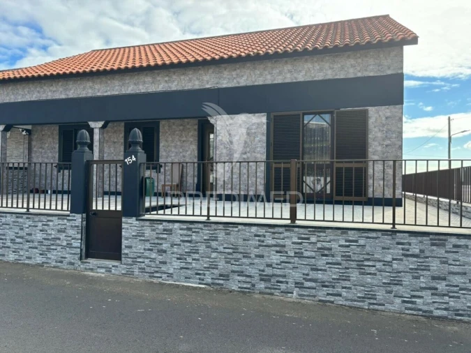 Moradia T4 para Venda em Porto Judeu Foto 2