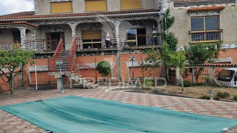 Moradia T6 para Venda em Nossa Senhora das Misericordias