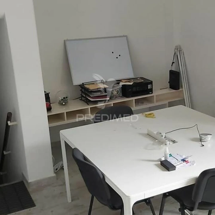 Loja para Arrendamento em Águas Livres Foto 1