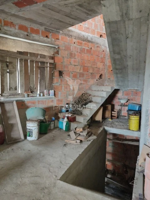 Prédio para Venda em Amiais de Baixo