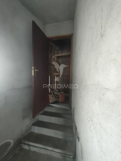 Prédio para Venda em Amiais de Baixo