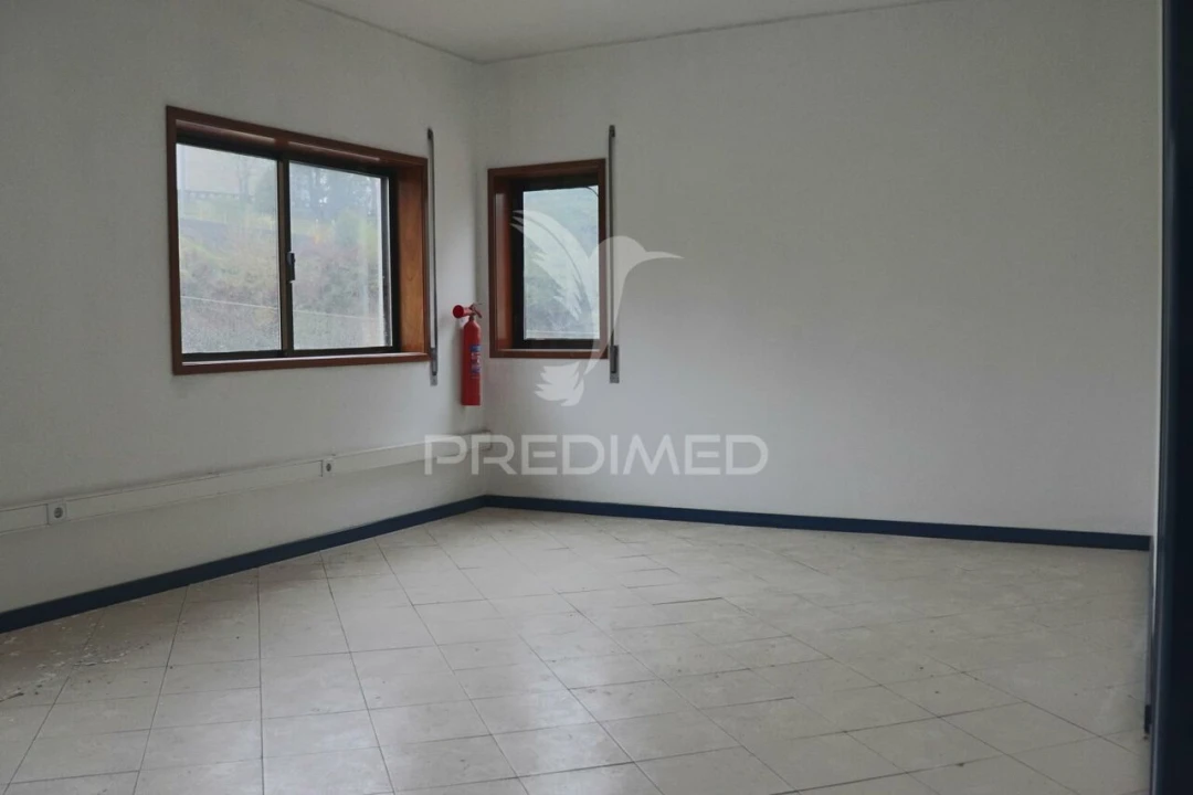 Loja para Venda em Rebordosa Foto 18