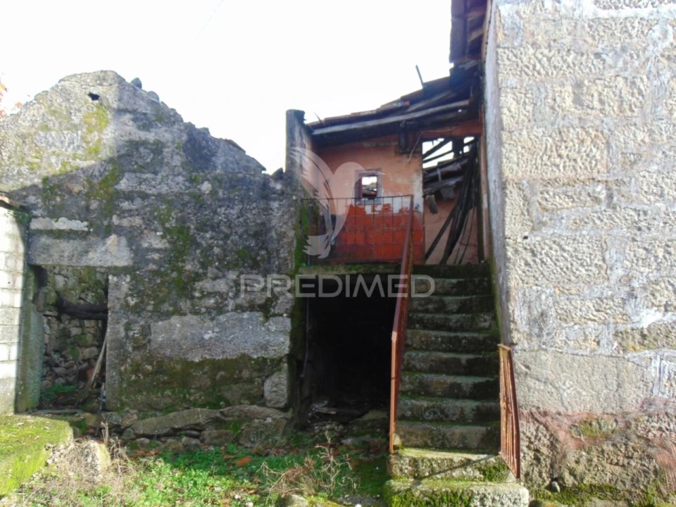 Moradia T3 para Venda em Fiolhoso Foto 16