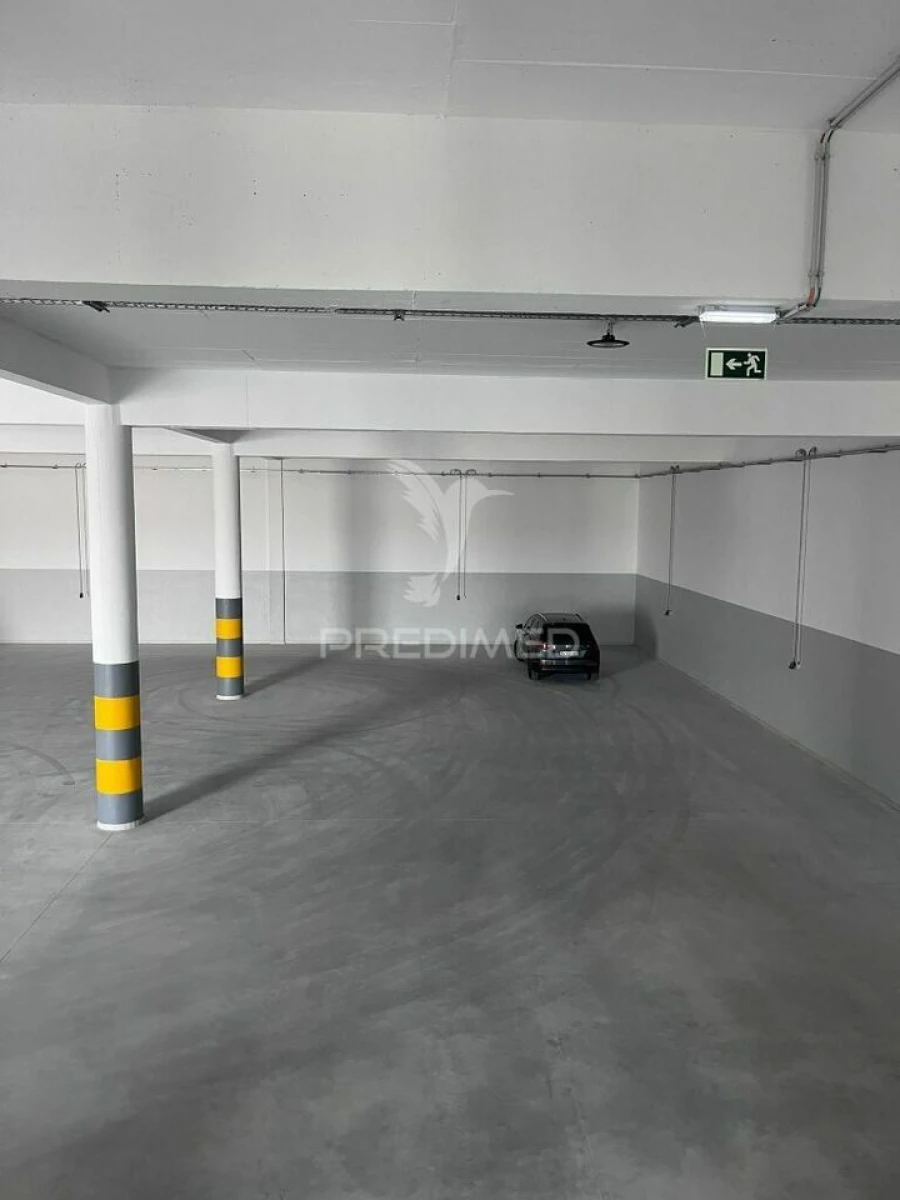 Armazém para Arrendamento em Santo António dos Cavaleiros e Frielas Foto 6