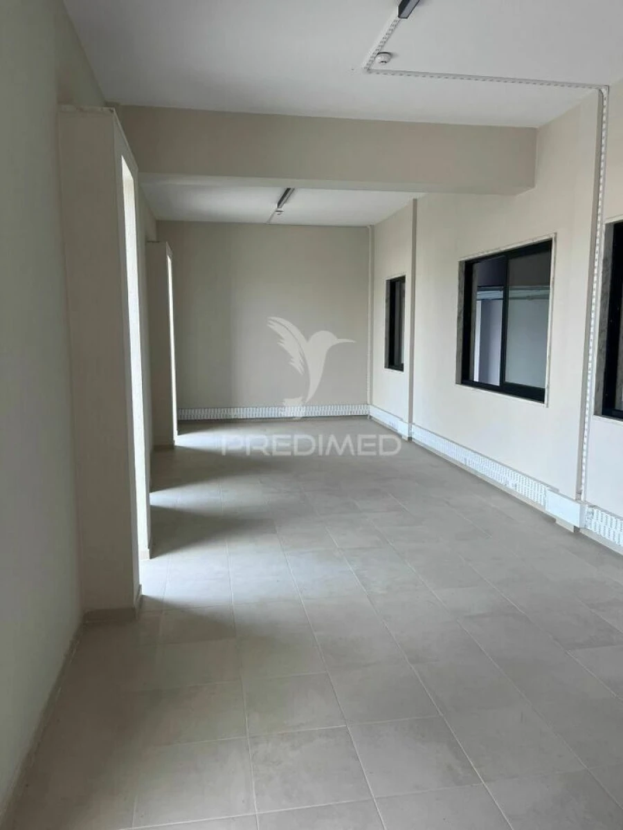 Armazém para Arrendamento em Santo António dos Cavaleiros e Frielas Foto 9