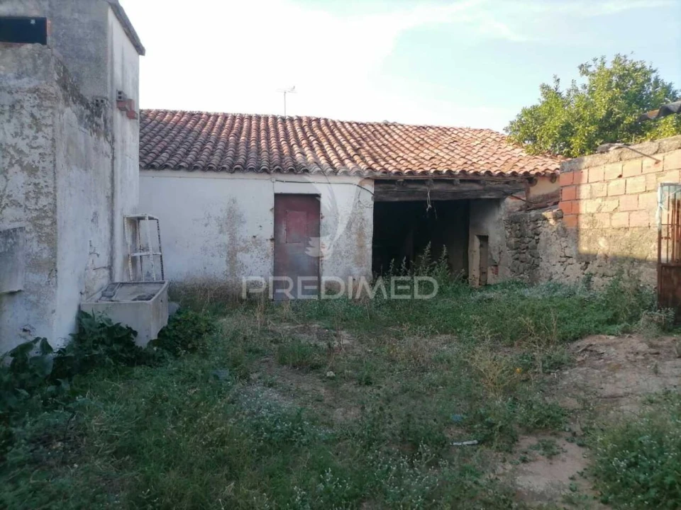 Moradia T4 para Venda em Alagoa Foto 2