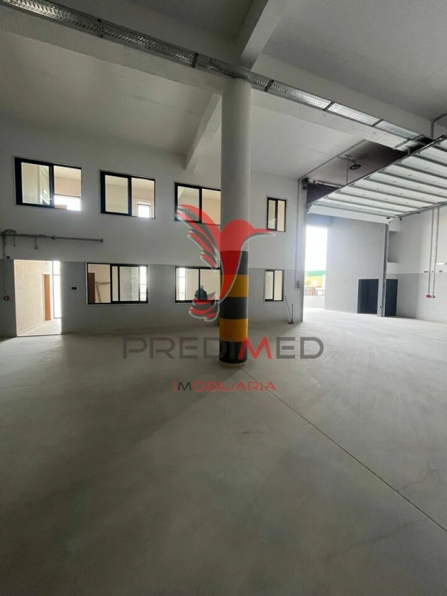 Armazém para Arrendamento em Santo António dos Cavaleiros e Frielas Foto 4