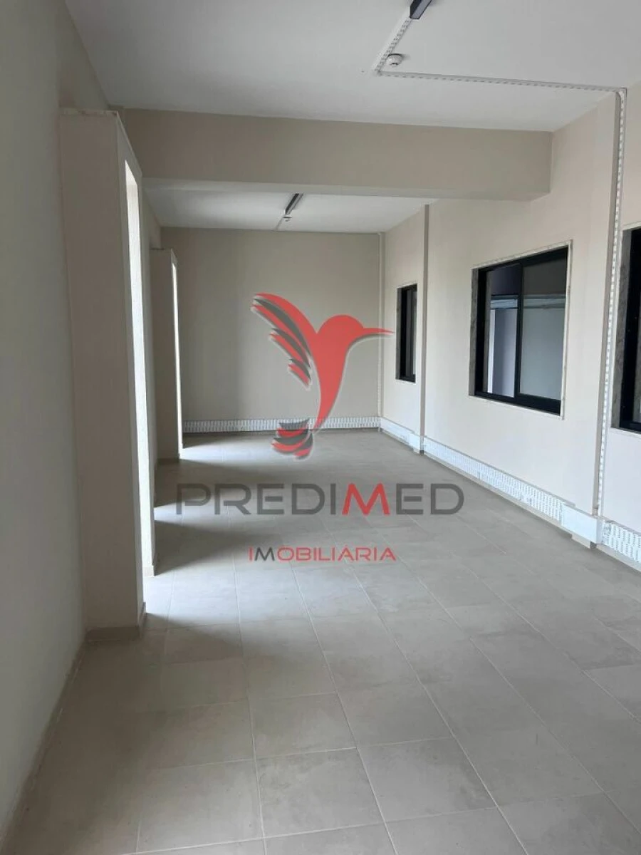 Armazém para Arrendamento em Santo António dos Cavaleiros e Frielas Foto 9