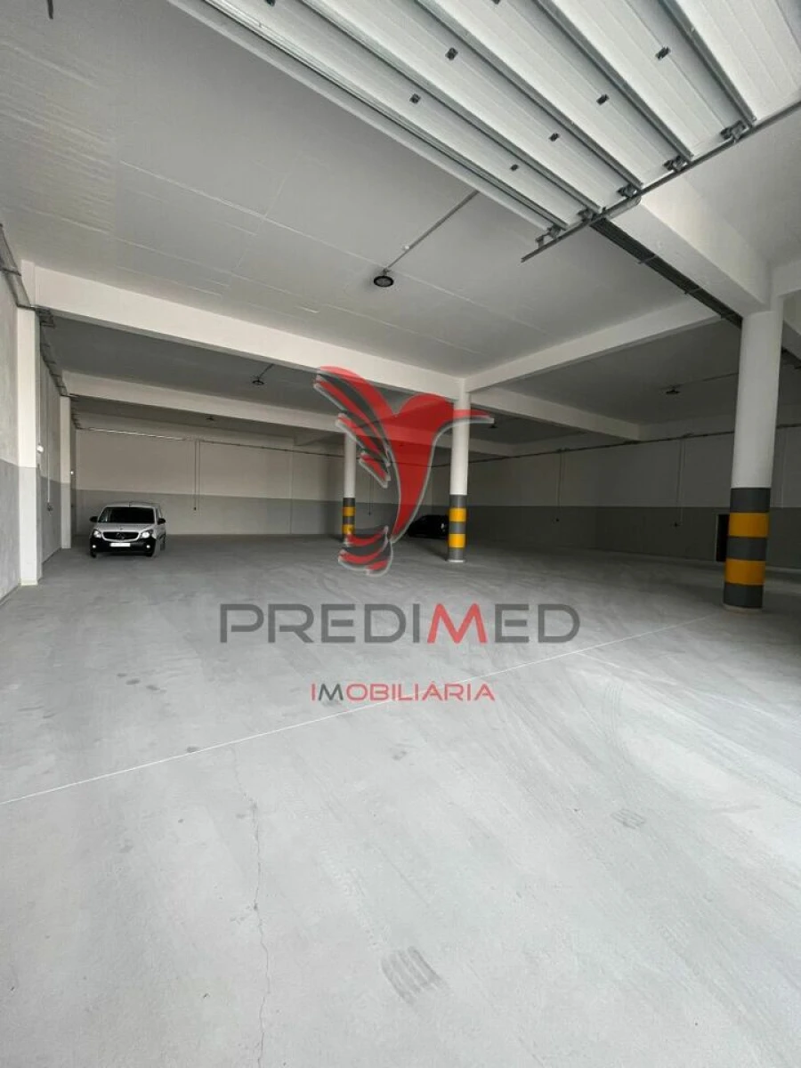 Armazém para Arrendamento em Santo António dos Cavaleiros e Frielas Foto 8