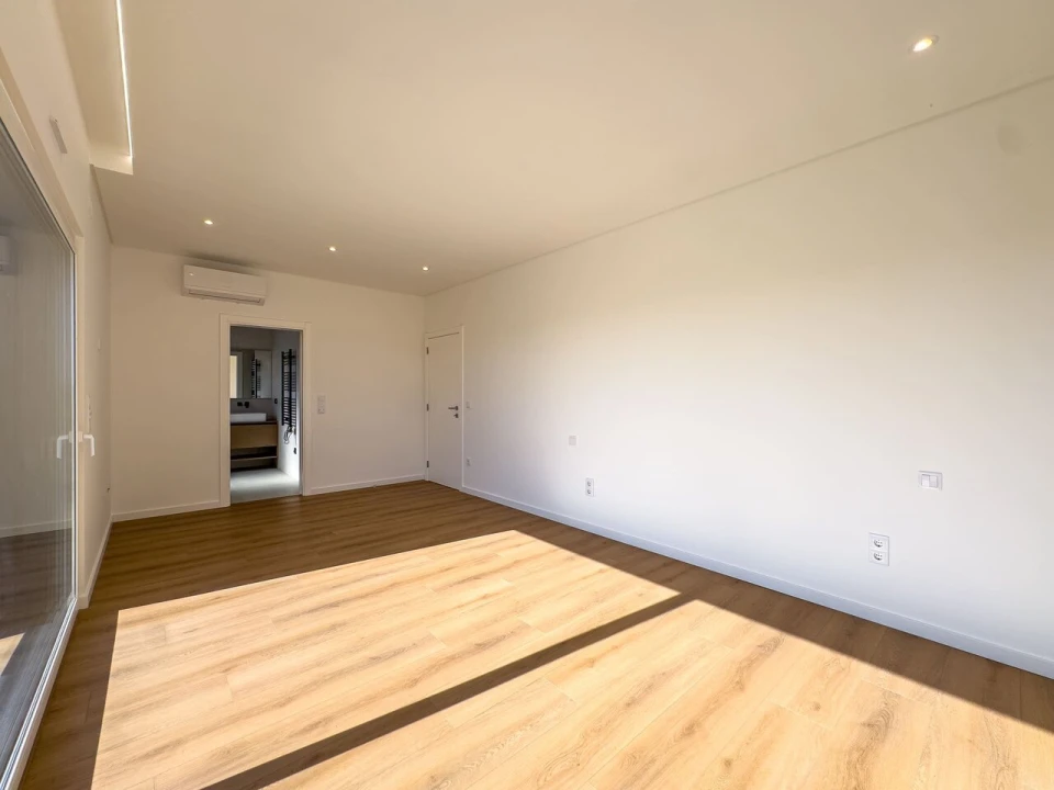 Moradia T4 para Venda em Silveira Foto 36