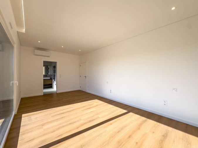 Moradia T4 para Venda em Silveira Foto 36