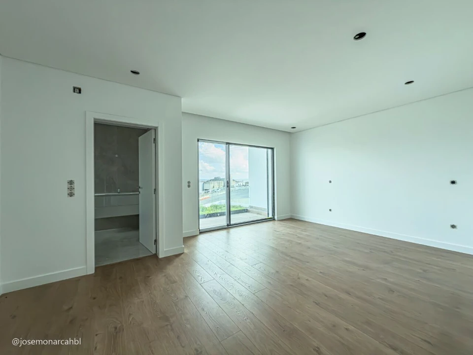 Moradia T4 para Venda em Igreja Nova e Cheleiros Foto 3