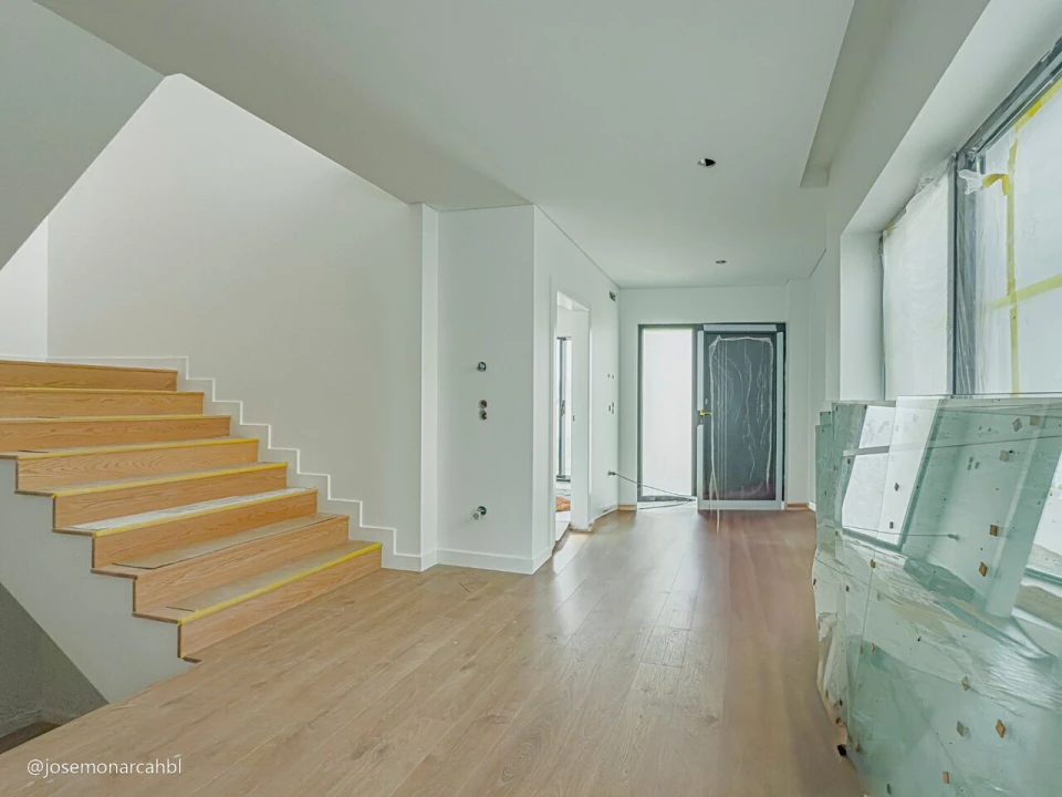 Moradia T4 para Venda em Igreja Nova e Cheleiros Foto 8