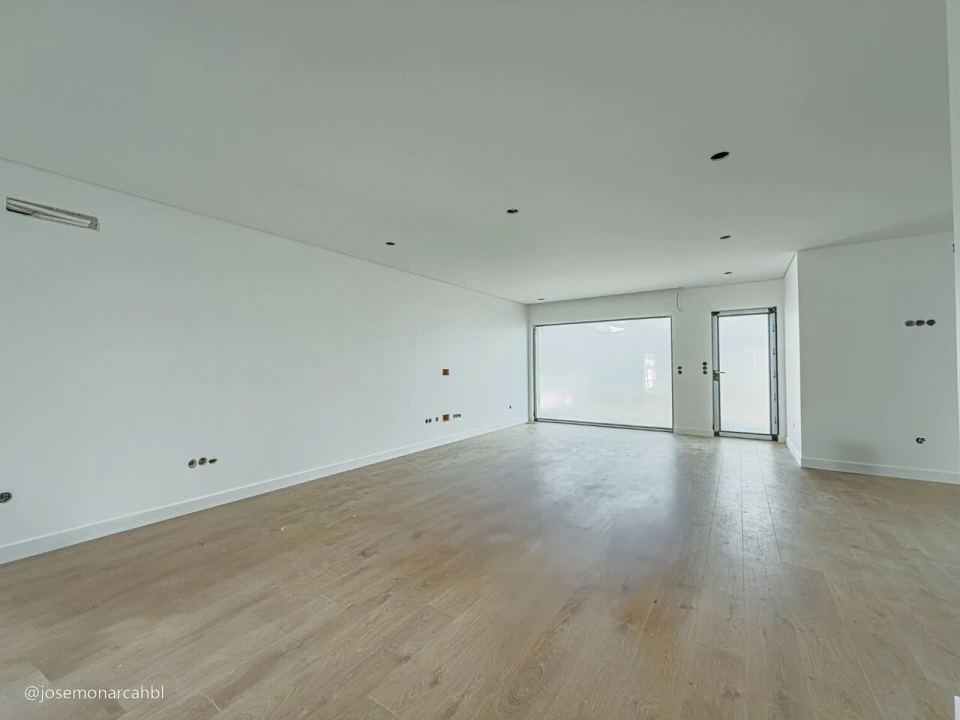 Moradia T4 para Venda em Igreja Nova e Cheleiros Foto 9