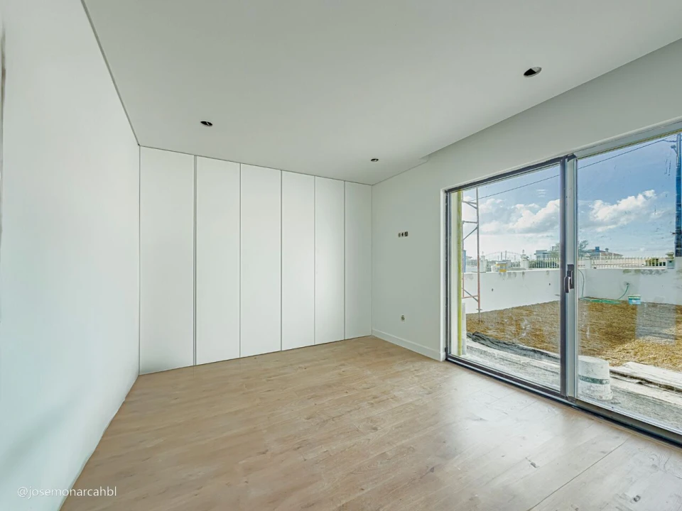 Moradia T4 para Venda em Igreja Nova e Cheleiros Foto 13