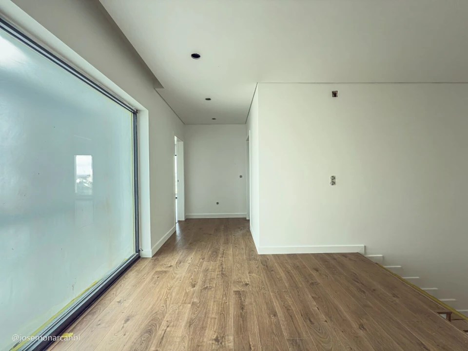 Moradia T4 para Venda em Igreja Nova e Cheleiros Foto 17