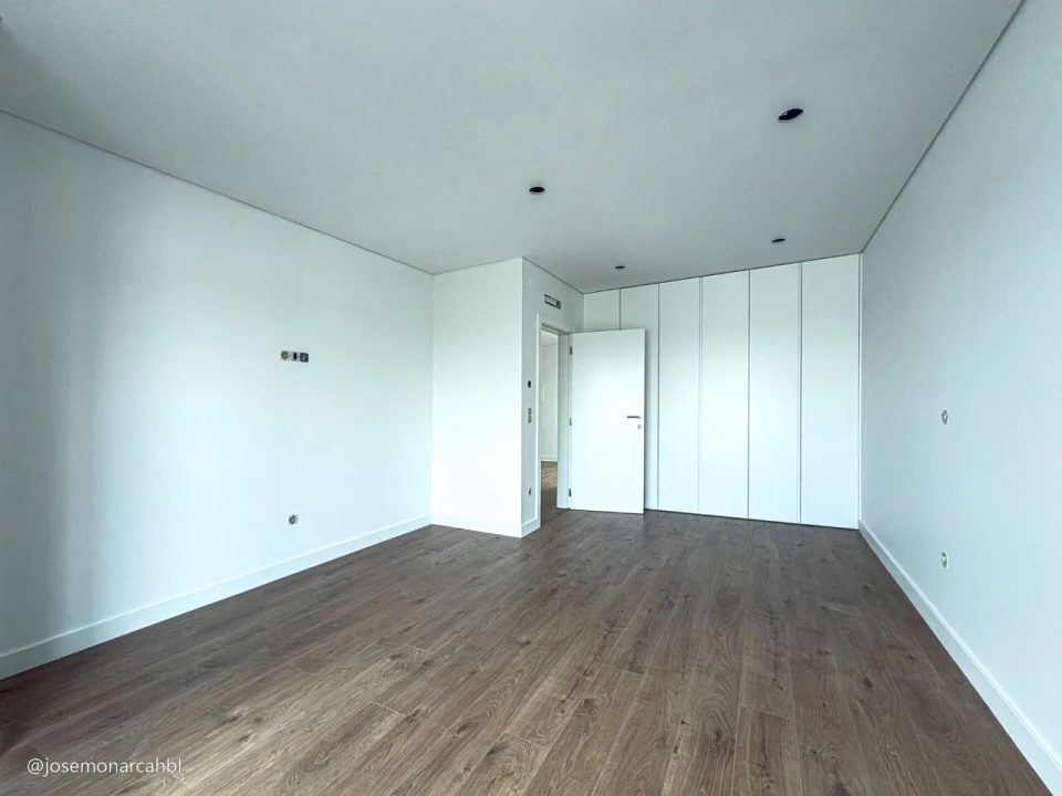 Moradia T4 para Venda em Igreja Nova e Cheleiros Foto 18