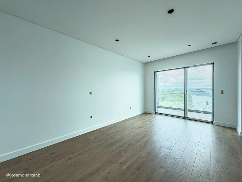 Moradia T4 para Venda em Igreja Nova e Cheleiros Foto 19