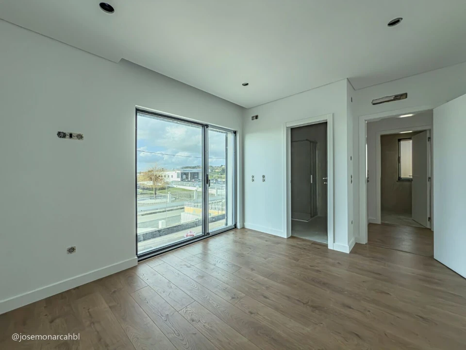 Moradia T4 para Venda em Igreja Nova e Cheleiros Foto 25