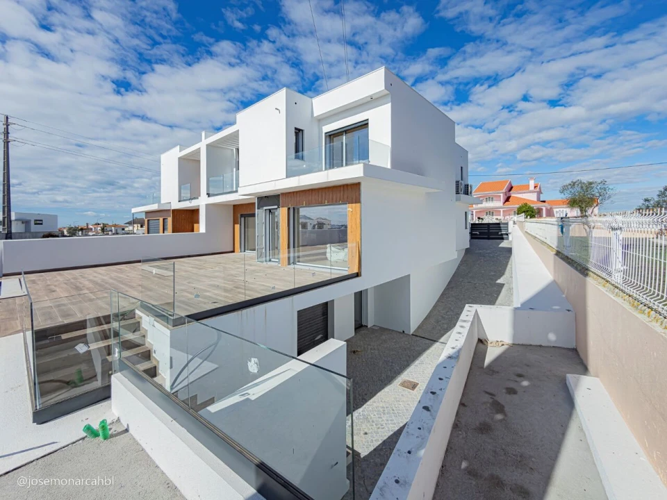 Moradia T4 para Venda em Igreja Nova e Cheleiros Foto 6