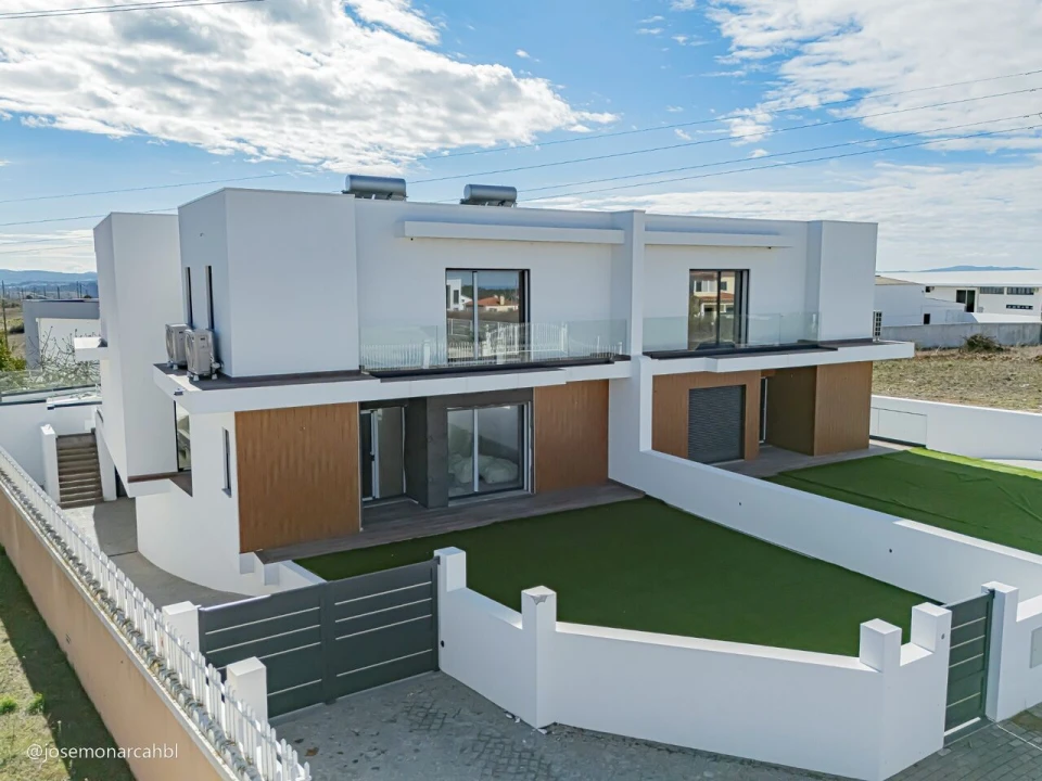 Moradia T4 para Venda em Igreja Nova e Cheleiros Foto 30