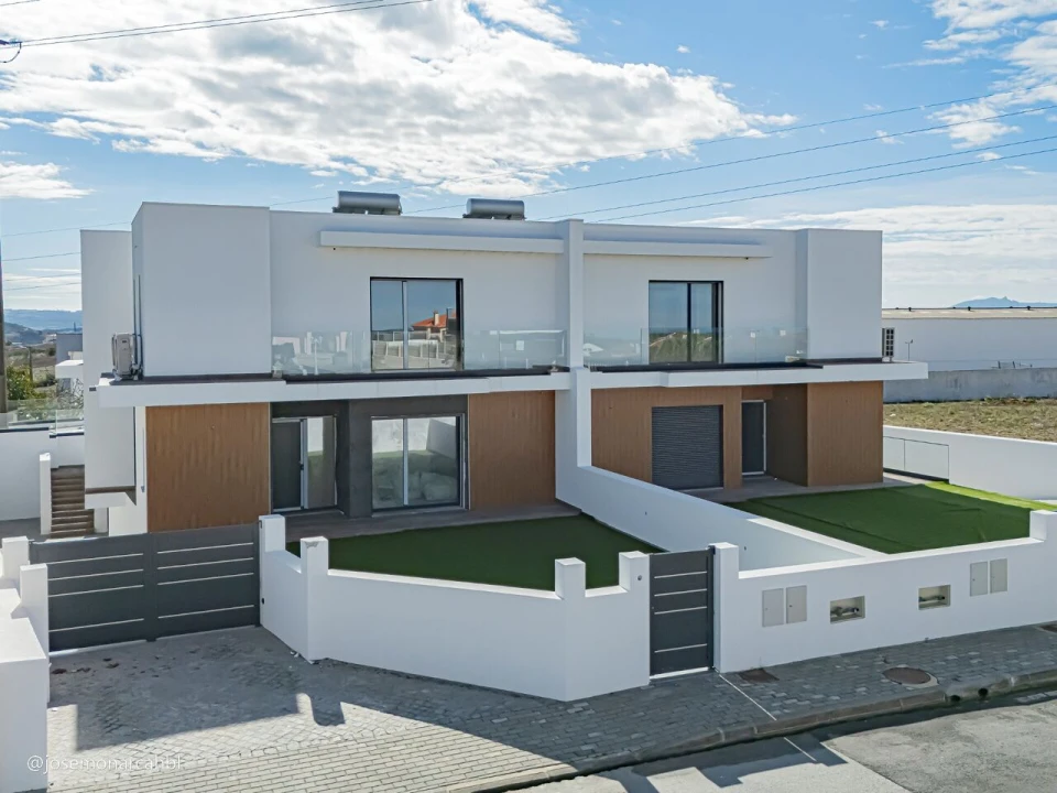 Moradia T4 para Venda em Igreja Nova e Cheleiros Foto 4