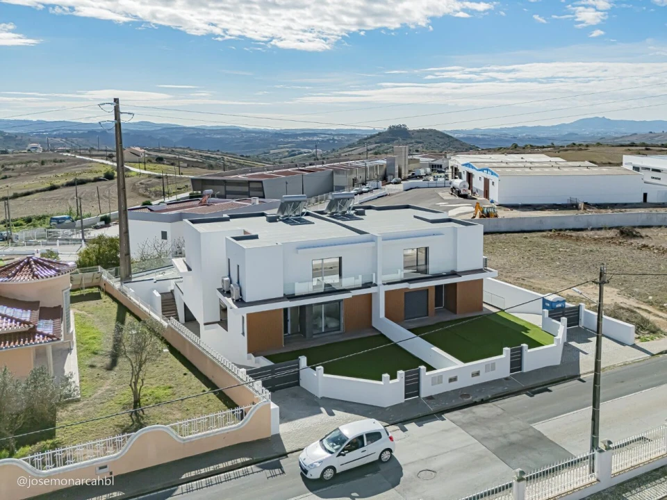 Moradia T4 para Venda em Igreja Nova e Cheleiros Foto 32