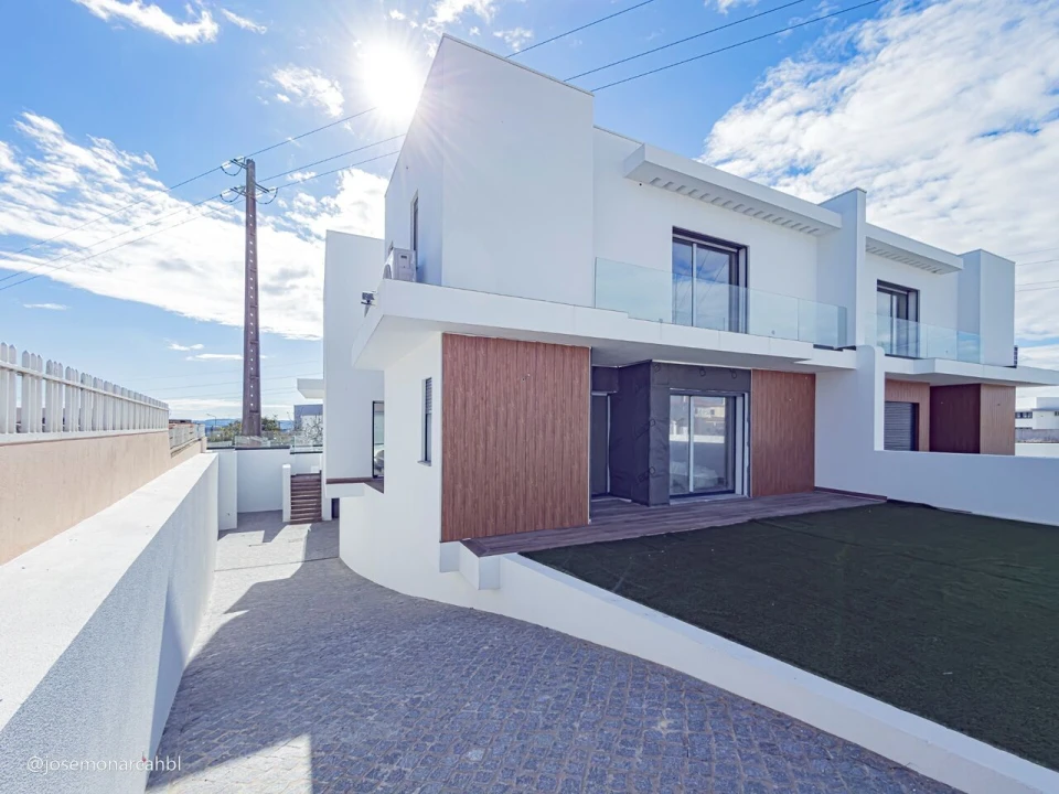 Moradia T4 para Venda em Igreja Nova e Cheleiros Foto 37