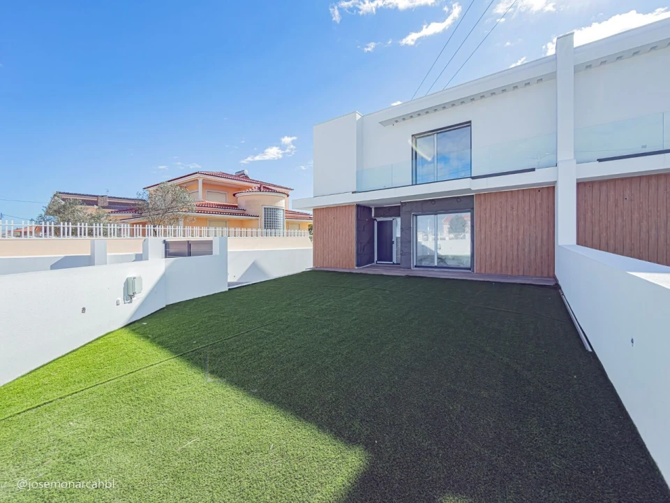 Moradia T4 para Venda em Igreja Nova e Cheleiros Foto 38