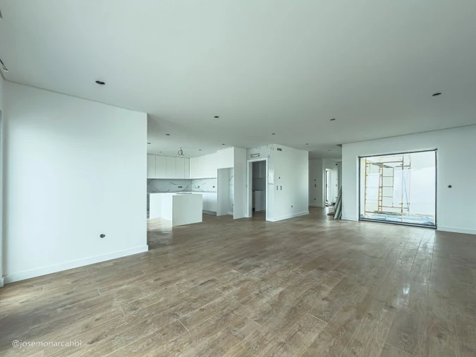 Moradia T4 para Venda em Igreja Nova e Cheleiros Foto 5