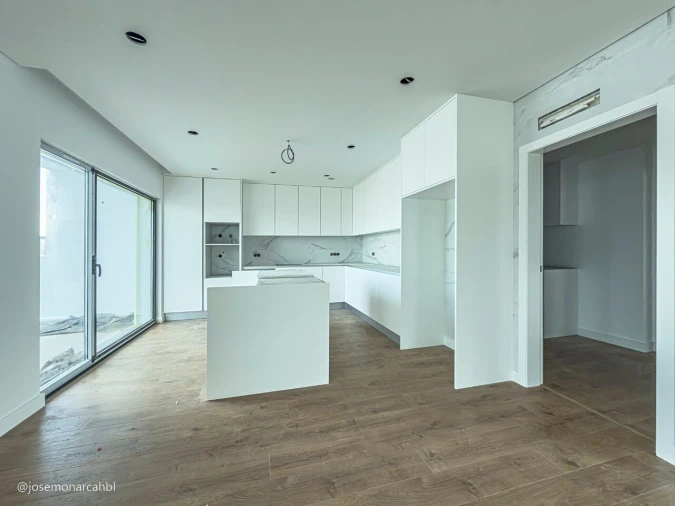 Moradia T4 para Venda em Igreja Nova e Cheleiros Foto 2