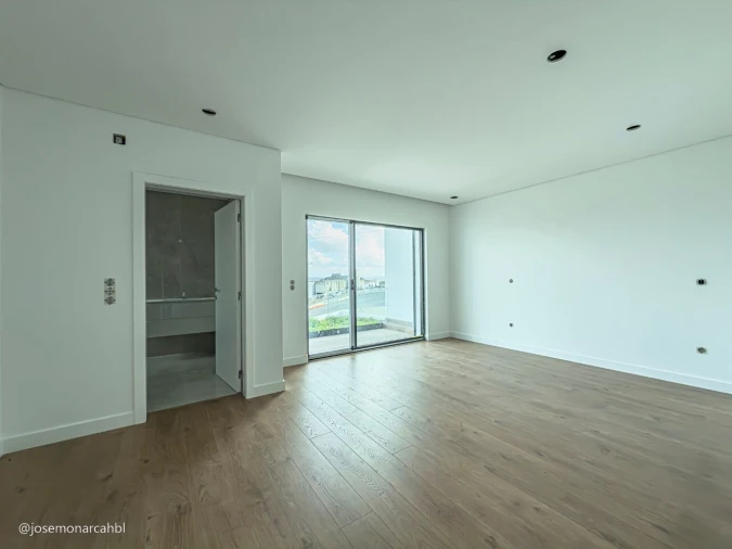 Moradia T4 para Venda em Igreja Nova e Cheleiros Foto 3