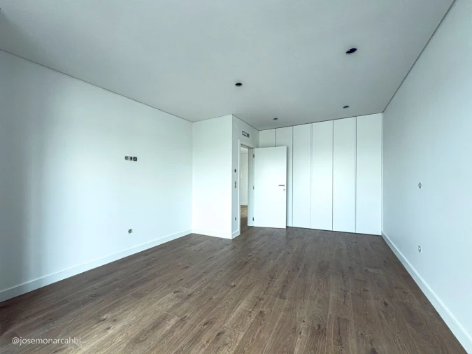 Moradia T4 para Venda em Igreja Nova e Cheleiros Foto 18