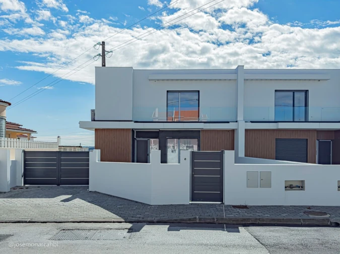 Moradia T4 para Venda em Igreja Nova e Cheleiros Foto 7